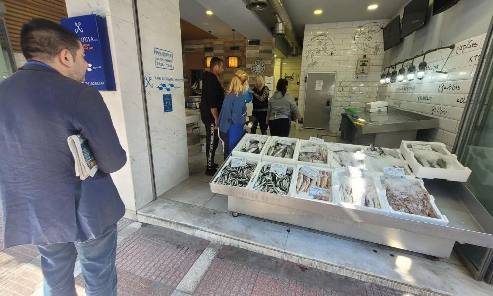 Σε απόγνωση οι Λαρισαίοι oι ιχθυοπώλες: Πετάνε τα ψάρια - Δεν τα αγοράζει κανείς μετά τις κακοκαιρίες